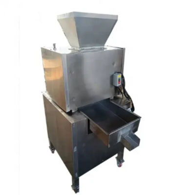 Τα βιομηχανικά φρέσκα εσπεριδοειδή juicer επεξεργάζονται το πορτοκάλι στη μηχανή juicer κατασκευάζοντας squeezer εξολκέων χυμού λεμονιών τη μηχανή